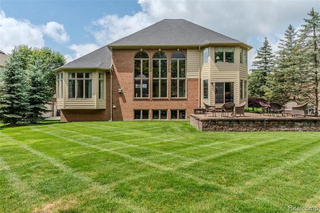 819 Majestic Drive, Rochester Hills, MI 48306