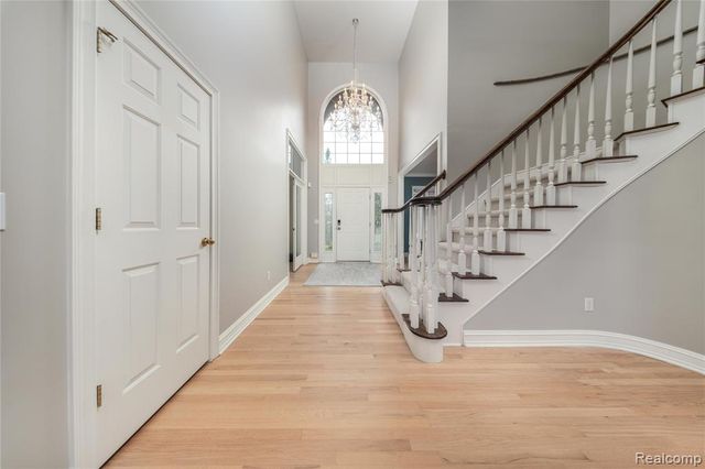 819 Majestic Drive, Rochester Hills, MI 48306