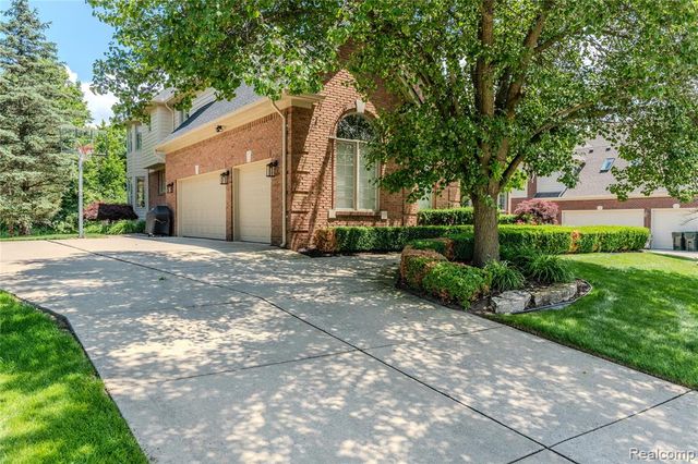 819 Majestic Drive, Rochester Hills, MI 48306