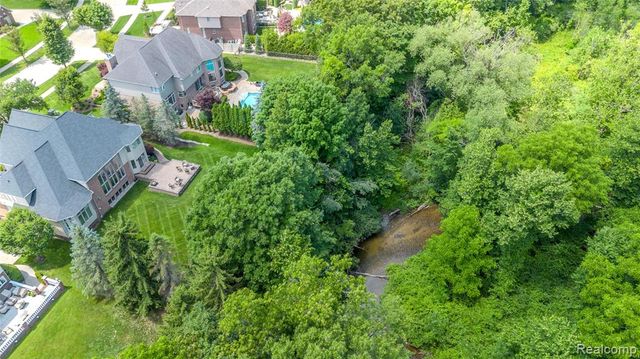 819 Majestic Drive, Rochester Hills, MI 48306