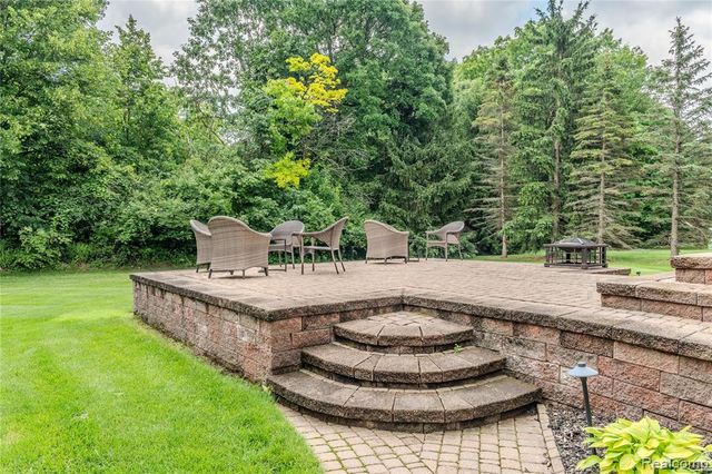 819 Majestic Drive, Rochester Hills, MI 48306