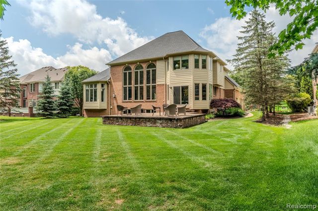819 Majestic Drive, Rochester Hills, MI 48306