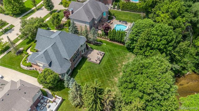 819 Majestic Drive, Rochester Hills, MI 48306