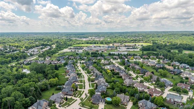 819 Majestic Drive, Rochester Hills, MI 48306