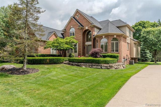 819 Majestic Drive, Rochester Hills, MI 48306
