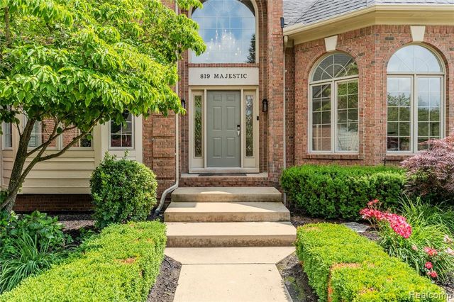 819 Majestic Drive, Rochester Hills, MI 48306