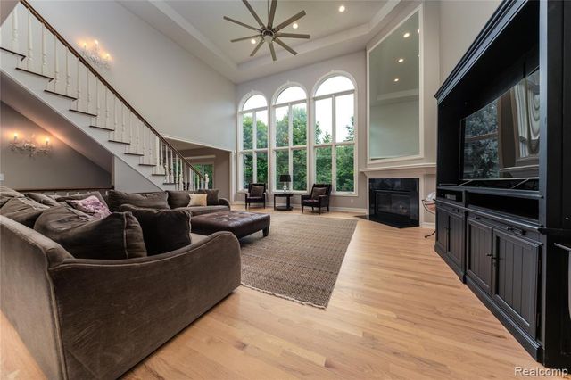 819 Majestic Drive, Rochester Hills, MI 48306