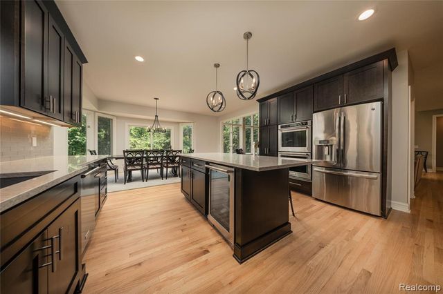 819 Majestic Drive, Rochester Hills, MI 48306
