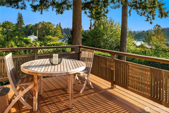 15539 Washington Avenue NE, Bainbridge Island, WA 98110