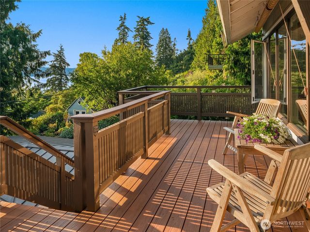 15539 Washington Avenue NE, Bainbridge Island, WA 98110