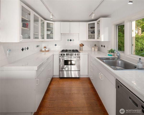 15539 Washington Avenue NE, Bainbridge Island, WA 98110