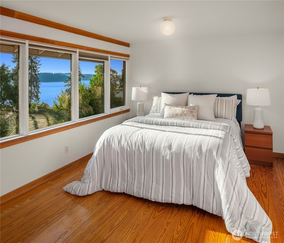15539 Washington Avenue NE, Bainbridge Island, WA 98110