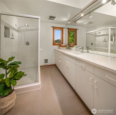 15539 Washington Avenue NE, Bainbridge Island, WA 98110