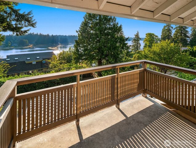 15539 Washington Avenue NE, Bainbridge Island, WA 98110