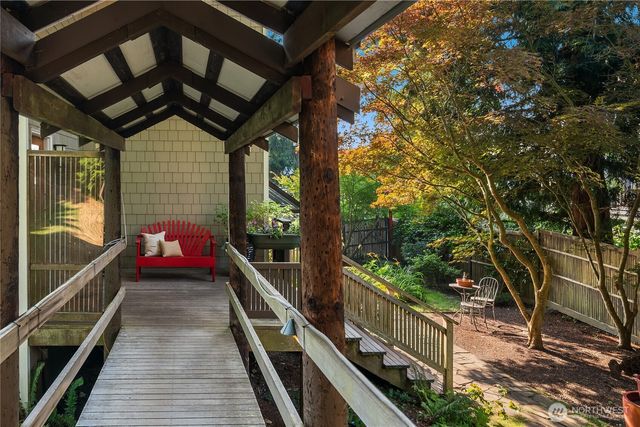 15539 Washington Avenue NE, Bainbridge Island, WA 98110