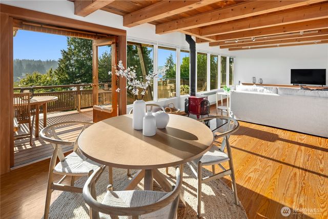 15539 Washington Avenue NE, Bainbridge Island, WA 98110