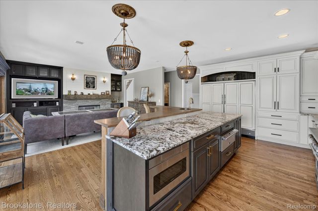 1270 Gleneagles, Highland Charter Township, MI 48357
