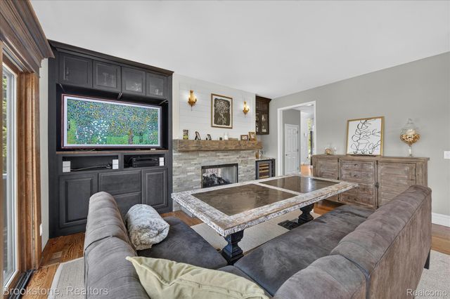 1270 Gleneagles, Highland Charter Township, MI 48357