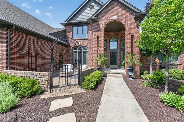 1270 Gleneagles, Highland Charter Township, MI 48357
