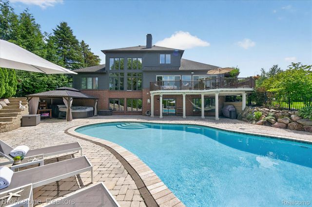 1270 Gleneagles, Highland Charter Township, MI 48357