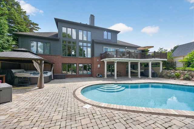 1270 Gleneagles, Highland Charter Township, MI 48357