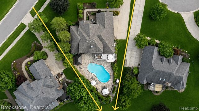 1270 Gleneagles, Highland Charter Township, MI 48357