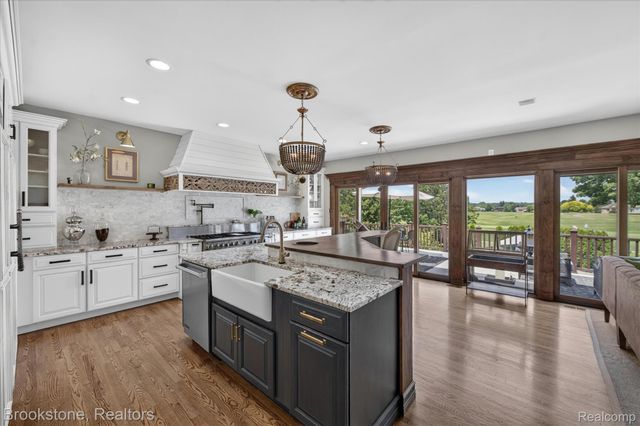 1270 Gleneagles, Highland Charter Township, MI 48357