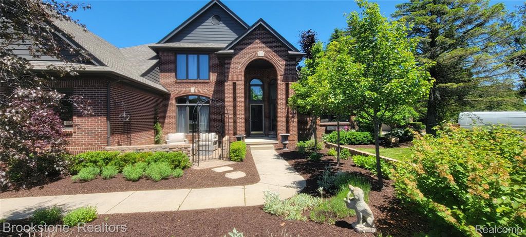 1270 Gleneagles, Highland Charter Township, MI 48357