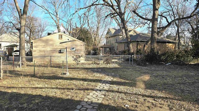 106 N West Pl, Salina, KS 67401