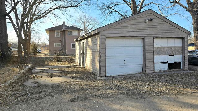 106 N West Pl, Salina, KS 67401