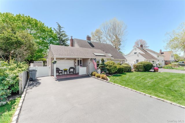 16 Rainbow Lane, Levittown, NY 11756