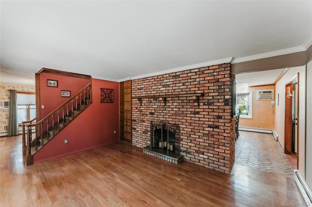 16 Rainbow Lane, Levittown, NY 11756
