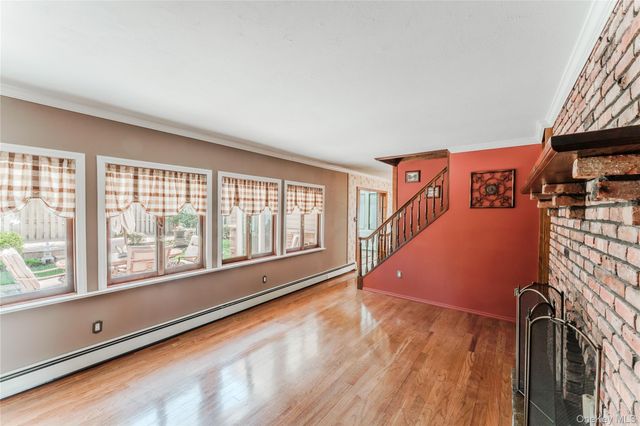 16 Rainbow Lane, Levittown, NY 11756