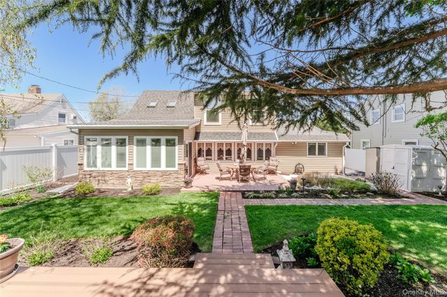 16 Rainbow Lane, Levittown, NY 11756
