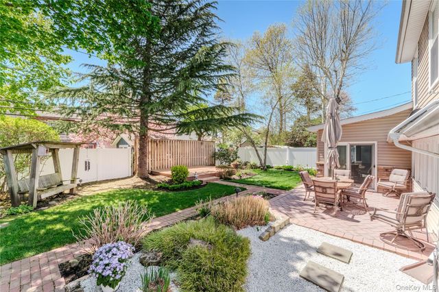 16 Rainbow Lane, Levittown, NY 11756