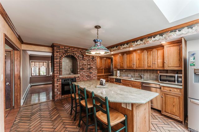 16 Rainbow Lane, Levittown, NY 11756