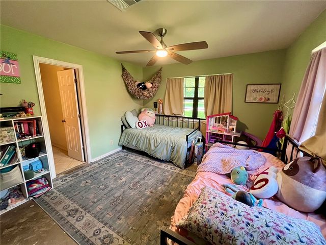 909 Anderson Street, Hearne, TX 77859