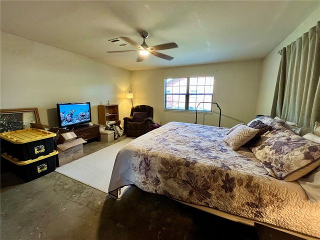 909 Anderson Street, Hearne, TX 77859