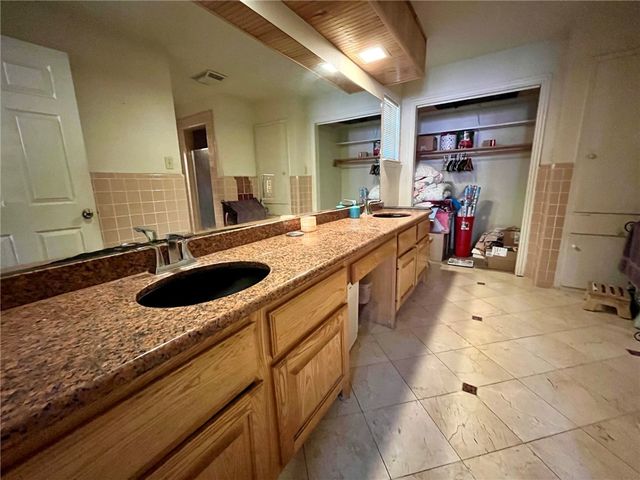 909 Anderson Street, Hearne, TX 77859