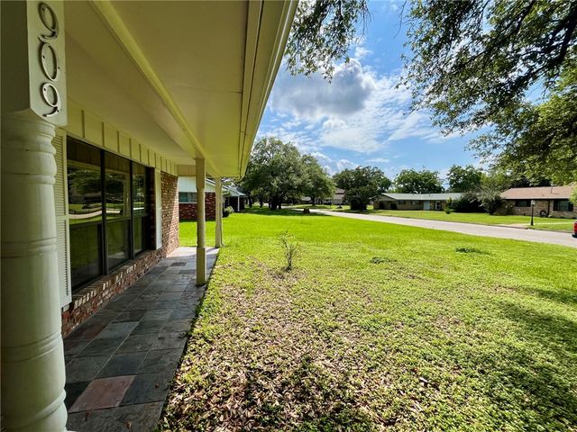 909 Anderson Street, Hearne, TX 77859