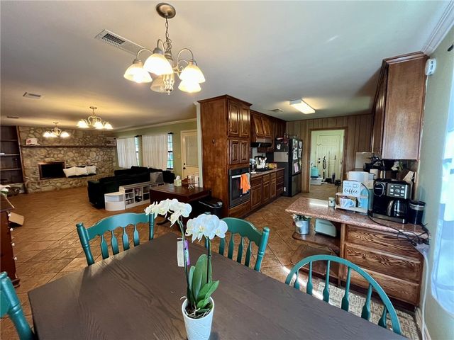 909 Anderson Street, Hearne, TX 77859