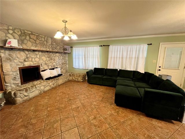 909 Anderson Street, Hearne, TX 77859