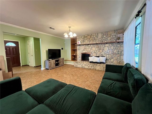 909 Anderson Street, Hearne, TX 77859