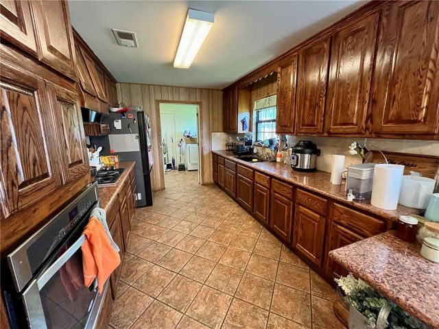 909 Anderson Street, Hearne, TX 77859