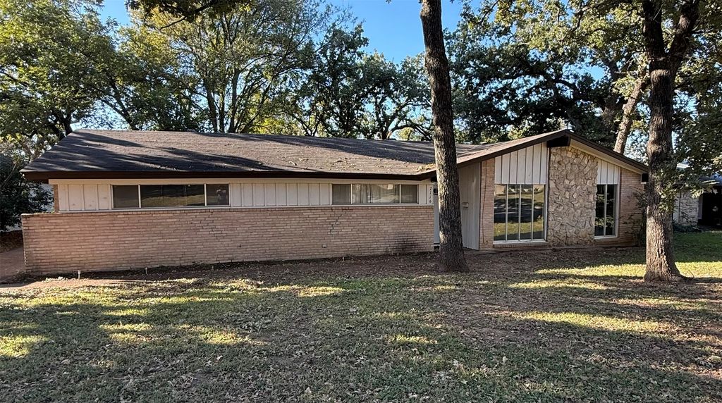 7116 Monterrey Drive, Fort Worth, TX 76112
