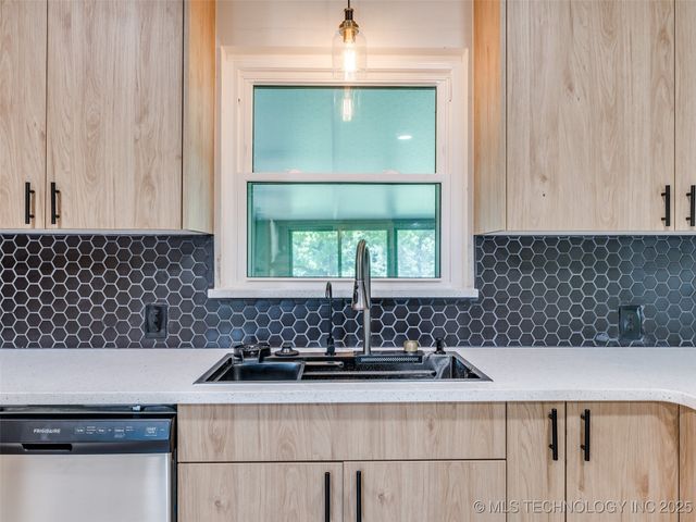 701 W 41st Street, Sand Springs, OK 74063