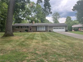 225 Seneca Trail SW, Hartville, OH 44632