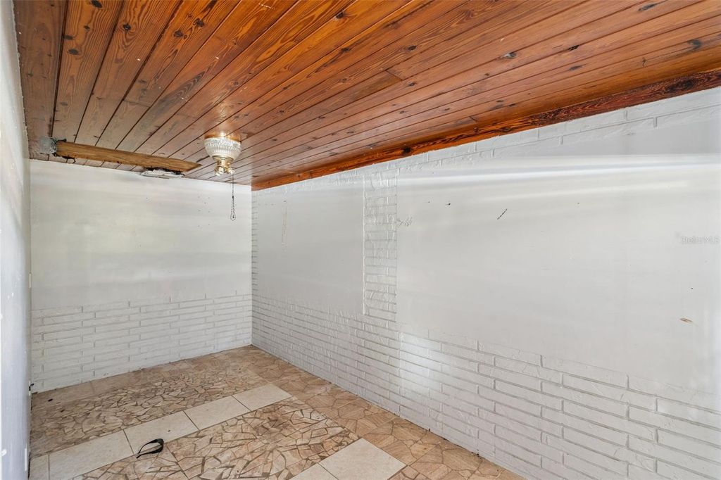 Image 20 of property listing at 434 DIAMOND ACRES ROAD, Davenport, FL 33837