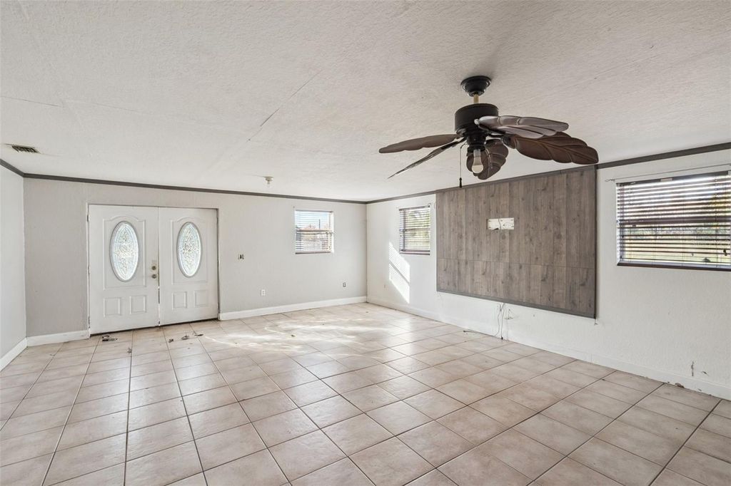 Image 4 of property listing at 434 DIAMOND ACRES ROAD, Davenport, FL 33837