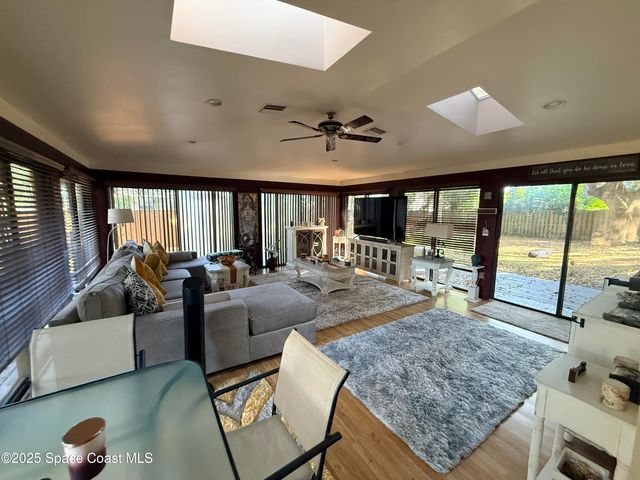 951 Pembroke Avenue NE, Palm Bay, FL 32907